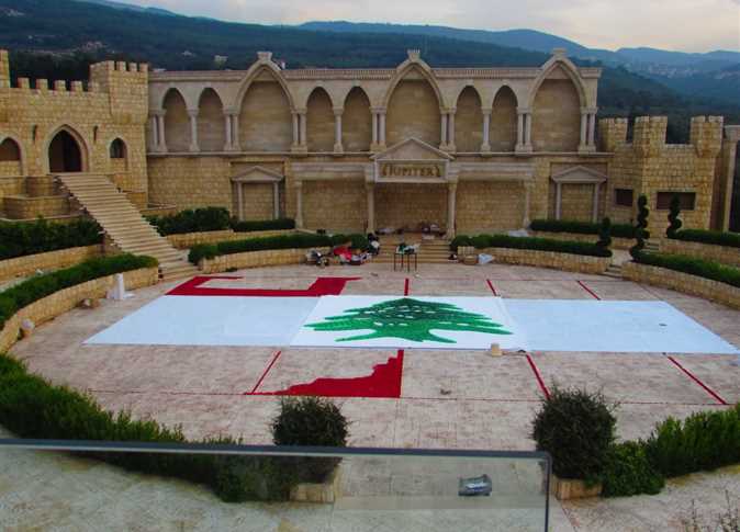 كارولين..لبنانية تنفذ أكبر علم في العالم مصنوع من الأغطية البلاستيكية (صور)