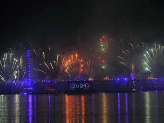 القاهرة تستقبل العام الجديد بألعاب نارية أعلي كوبرى "تحيا مصر"