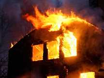مصرع سيدة وإصابة مجندين من «الإطفاء» باختناق في احتراق 12 منزلاً بالأقصر