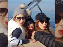نشرت نانسي عجرم صورة تجمعها ببناتها «ميلا وإيلا» 