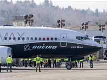 موظفو شركة بوينج يجهزون أحدث طائرات الشركة «ماكس 7» استعدادًا لأول رحلة لها انطلاقًا من مطار في واشنطن