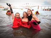 بريطانيون يسبحون في مياه نهر «فورث» بمدينة إدنبرة في رأس السنة الجديدة، وهو تقليد سنوي يتم خلاله جمع المال للجمعيات الخيرية