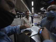 أول أيام تطبيق غرامة الـ50 جنية علي مخالفي ارتداء الكمامة في المترو بالقاهرة 
