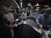 أول أيام تطبيق غرامة الـ50 جنية علي مخالفي ارتداء الكمامة في المترو بالقاهرة 
